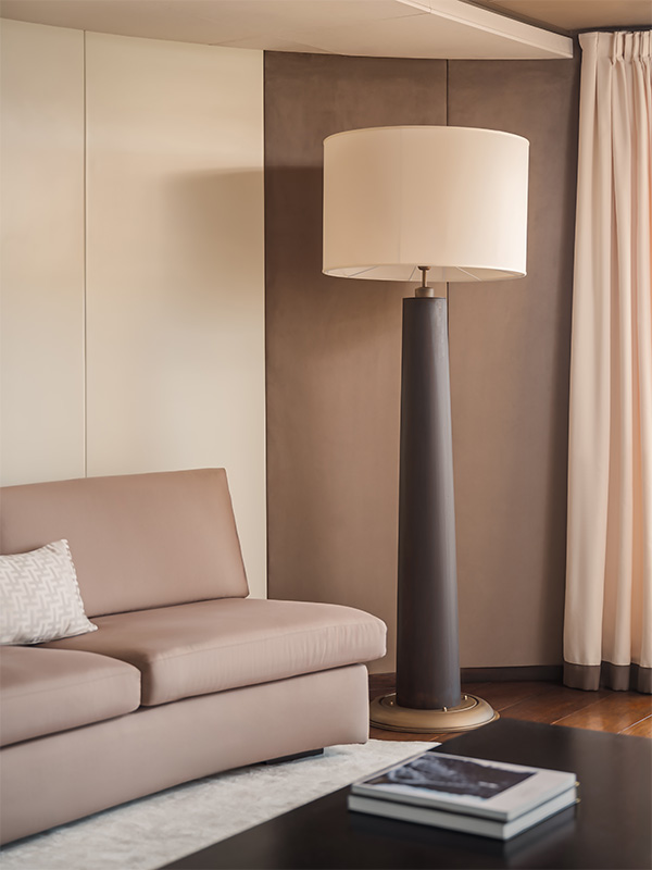 Dettaglio arredi yacht di lusso con divano e lampada design elegante firmato Marco Parentela.