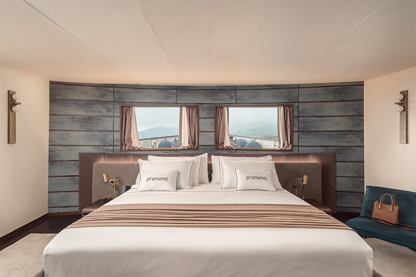 Cabina matrimoniale yacht Prometej con interior design moderno e vista mare, progettata da Marco Parentela.