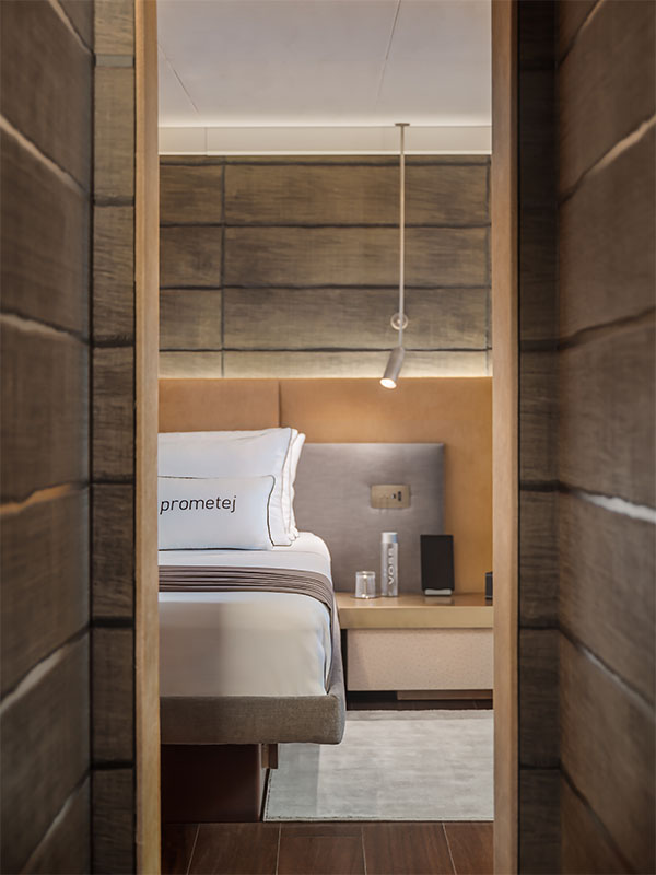 Dettaglio cabina yacht Prometej con arredi su misura e illuminazione elegante interior design di lusso.