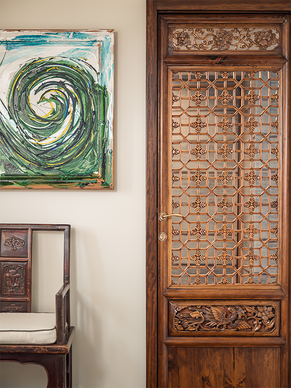 Porta in legno intagliato e quadro artistico nello yacht Prometej design interni di lusso.