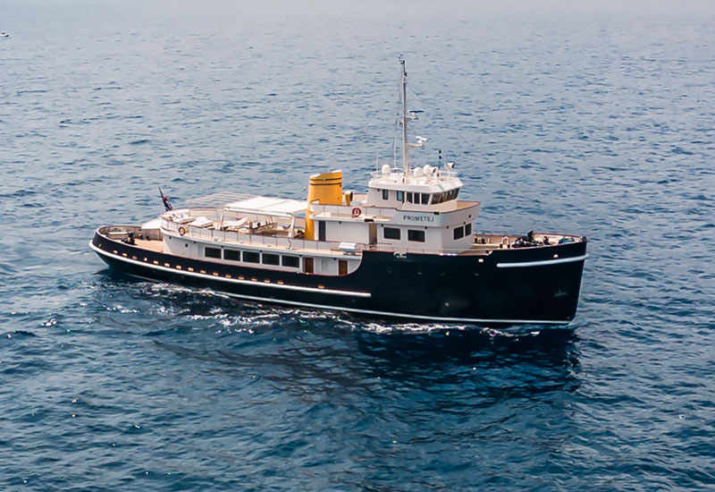Vista esterna dello yacht di lusso Prometej in navigazione sul mare.