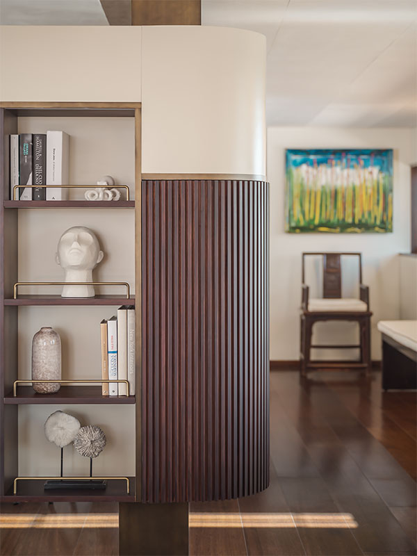 Libreria e dettaglio architettonico interno yacht Prometej design elegante e moderno.