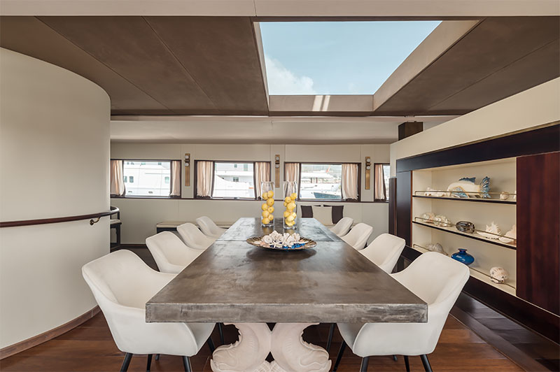 Sala da pranzo yacht Prometej con tavolo design e illuminazione naturale interior design Marco Parentela.