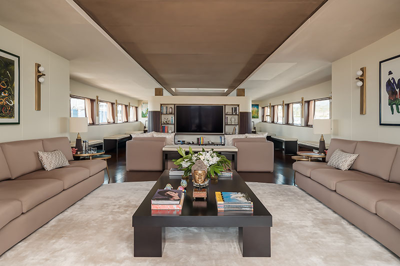 Salone principale di yacht di lusso Prometej con interior design firmato Marco Parentela, arredamento elegante e materiali pregiati
